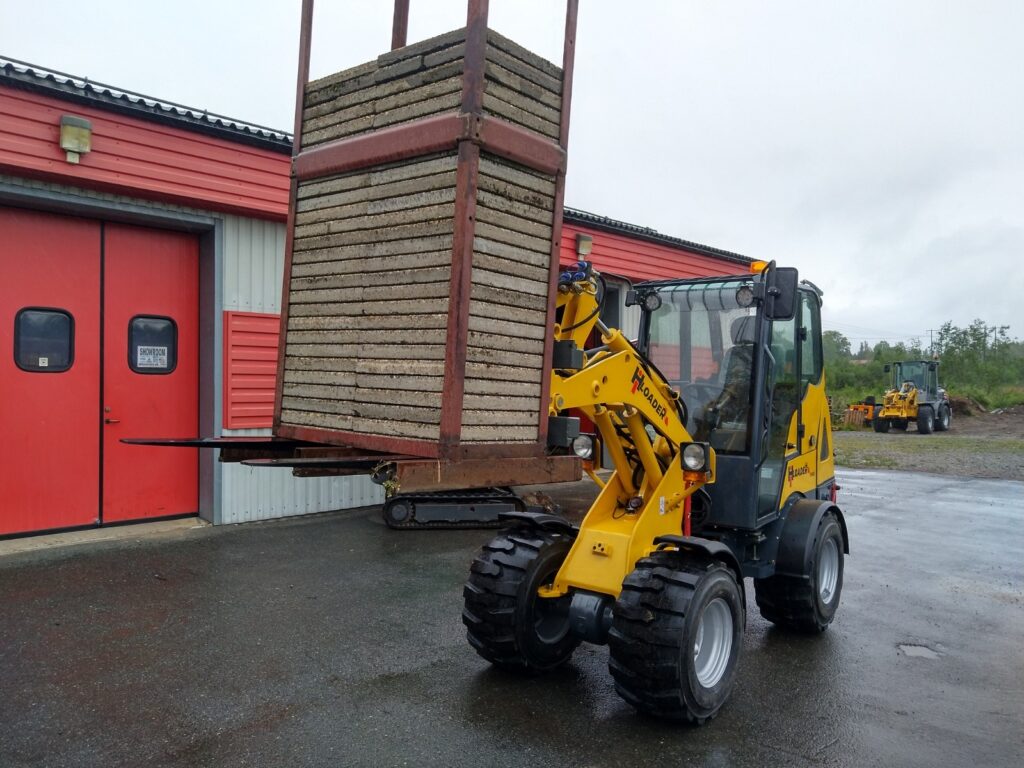 IH LOADER med pallegafler og en palle sten